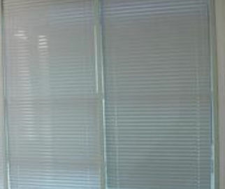 I ciechi di orizzontale fra la porta di vetro inseriscono l'isolamento acustico termico